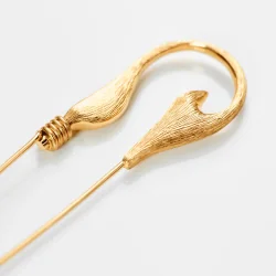 OLE LYNGGAARD COPENHAGEN: Under the sea Fish Hook broche - stor -Guld - A3213-402