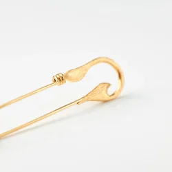 OLE LYNGGAARD COPENHAGEN: Under the sea Fish Hook broche - Lille -Guld - A3213-401